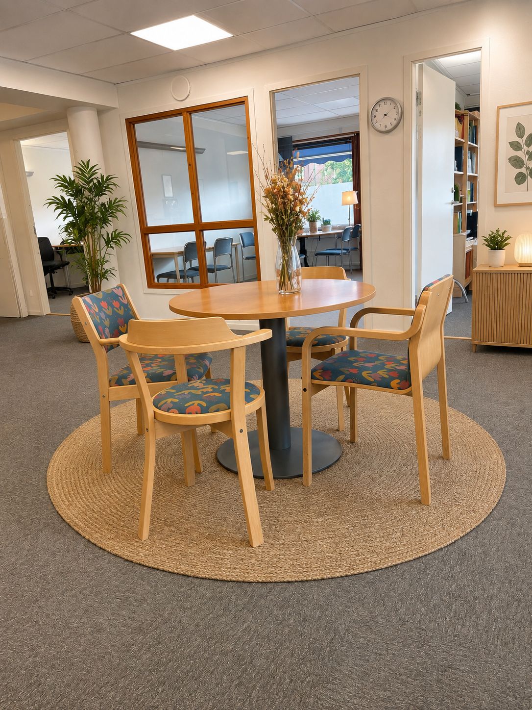 Mötesbord med stolar hos CRV Redovisning i Gislaved, där vi tar emot kunder